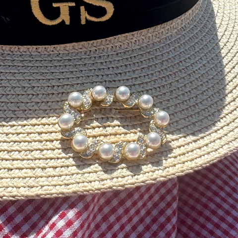 Notify me: Gouden broche met pareltjes