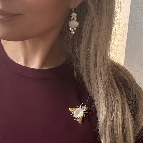 Vlieg broche met gouden en beige kristallen