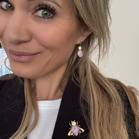 Vlieg broche met neonroze en parel