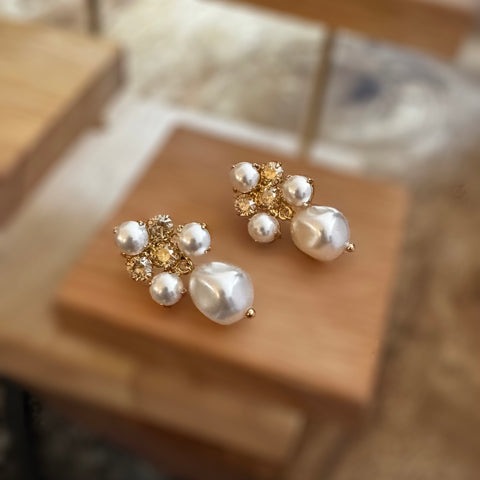 Oorstekers met gouden kristallen en parels