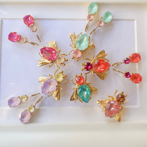 Vlieg broche met neonroze en parel