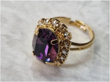 Ring met glimmende paarse kristalletjes