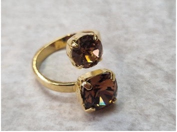 Notify me; Ring met twee bruine kristallen