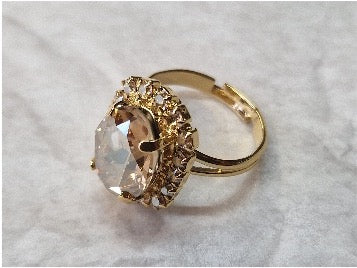 Ring met glimmende gouden kristalletjes