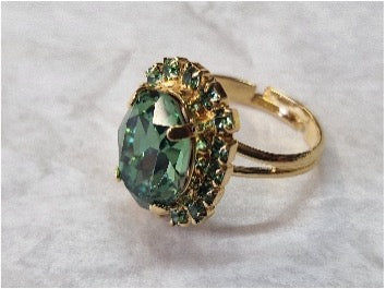 Ring met glimmende groene kristalletjes