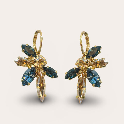 Oorhangers met bloemen van donkerblauwe en gouden kristallen