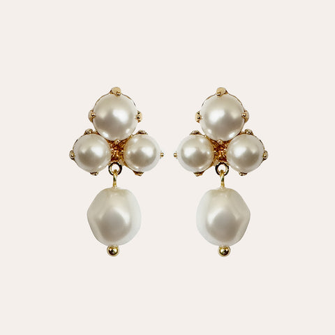 Stud earrings with pearls