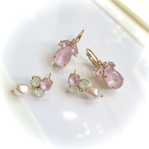 Stud earrings with pearls
