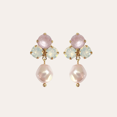 Stud earrings with pearls