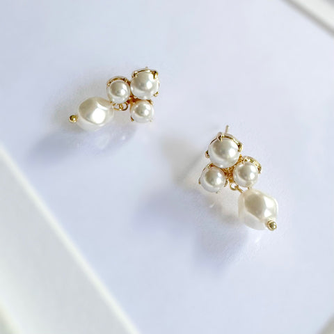 Stud earrings with pearls