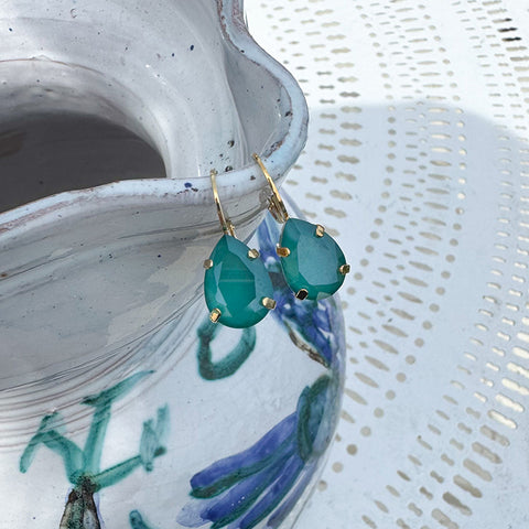 Oorhangers met een appelblauwzeegroene druppel