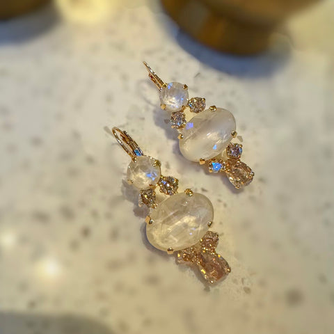 Witte oorhangers met Swarovski-stenen