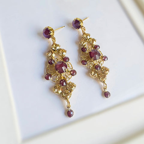 Notify me; Oorstekertjes met gouden en Burgundy steentjes