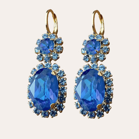 Oorhangers met glimmende blauwe kristalletjes