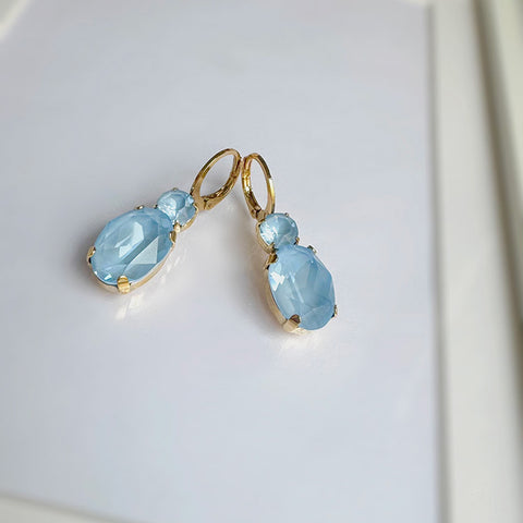 Oorhangers met lichtblauwe ronde en ovale kristallen