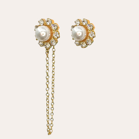 Asymmetric earrings with pearl and chain