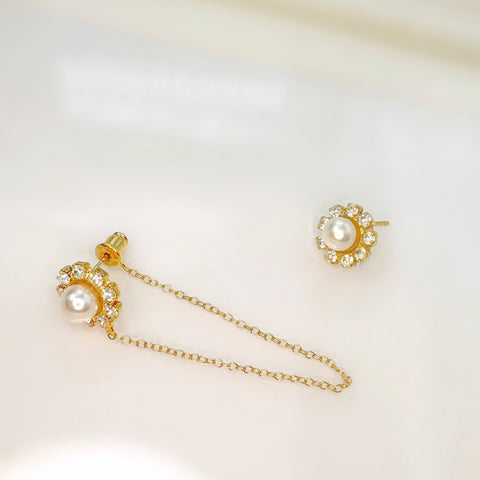 Asymmetric earrings with pearl and chain
