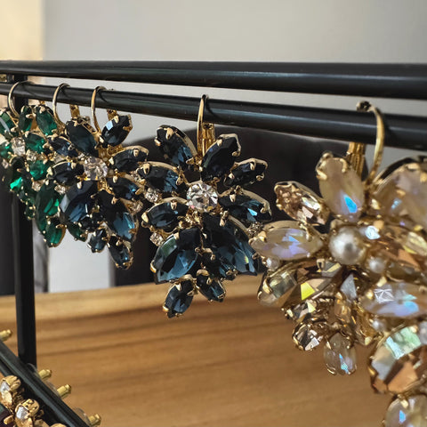 Statement oorhangers met donkerblauwe bloem