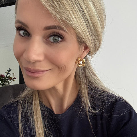 Flower stud earrings with pearls