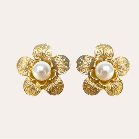 Flower stud earrings with pearls