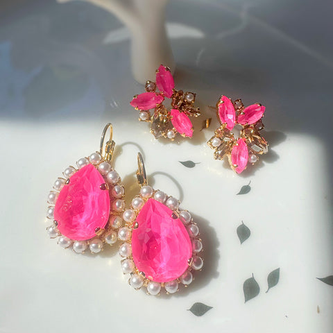 Chique felroze oorstekers met Swarovski