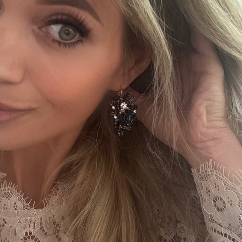 Statement oorhangers met donkerblauwe bloem