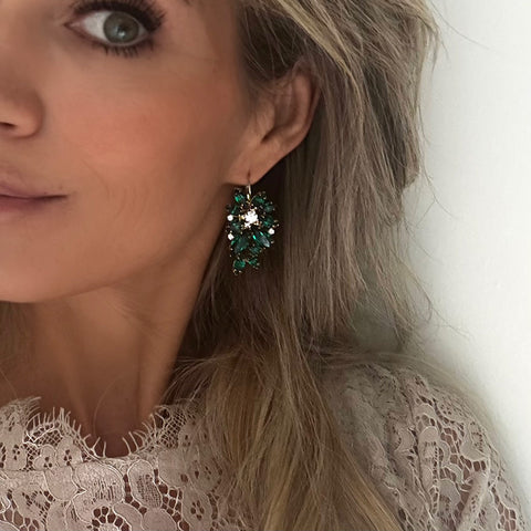 Statement oorhangers met smaragdgroene bloem