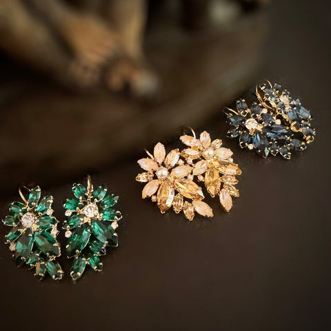 Statement oorhangers met donkerblauwe bloem
