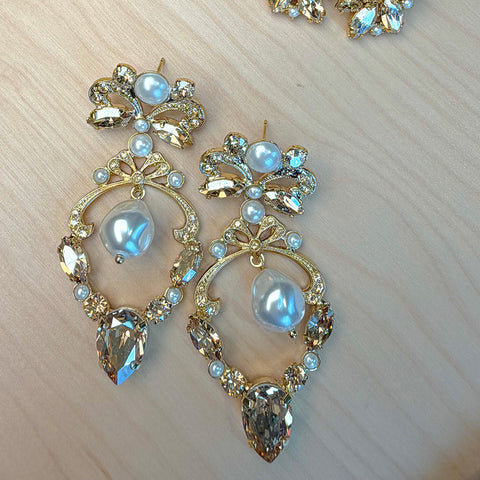Flower stud earrings with pearls