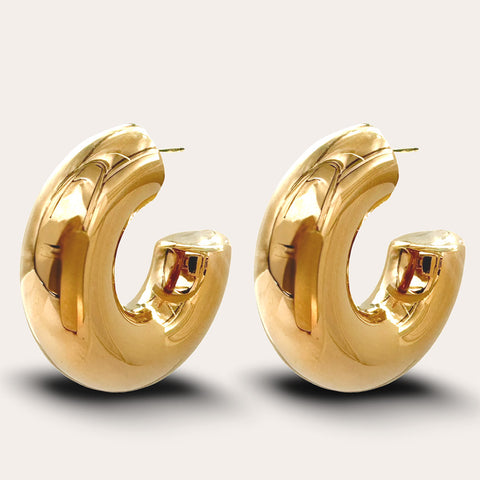 Flower stud earrings with pearls