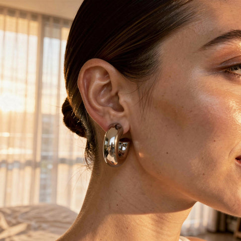 Flower stud earrings with pearls