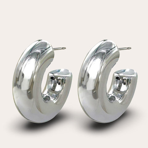 Flower stud earrings with pearls