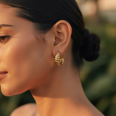 Flower stud earrings with pearls