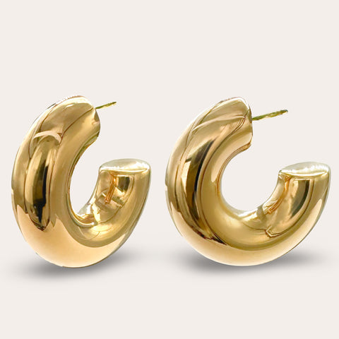 Flower stud earrings with pearls