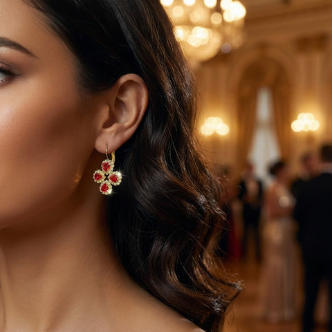 Luxe gouden oorhangers met klavertje vier van rode Swarovski hartjes