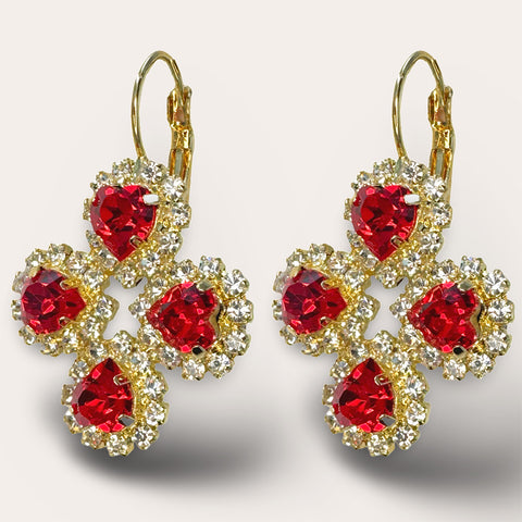 Luxe gouden oorhangers met klavertje vier van rode Swarovski hartjes