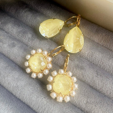 Lichtblauwe oorhangers met pareltjes