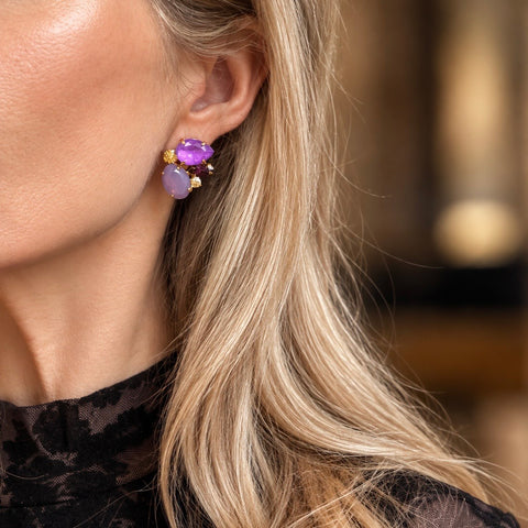 Paarse oorknoppen met mat paarse, felpaarse en amethist Swarovski kristallen van Le Rêve Amsterdam