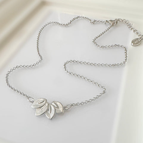 Sale: Zilveren kettinkje met hanger van blaadjes ( 'The Matching Leaves')