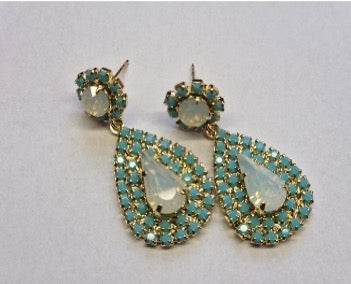Notify me: Oorstekers met wit opaal druppels omringd door turquoise steentjes