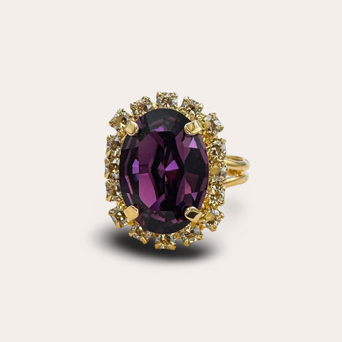 Ring met glimmende paarse kristalletjes
