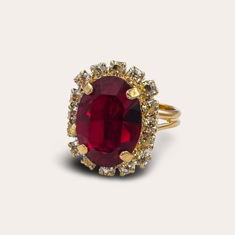 Ring met glimmende rode kristalletjes