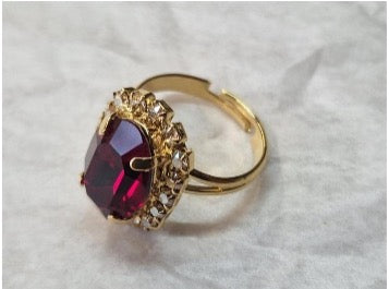 Ring met glimmende rode kristalletjes